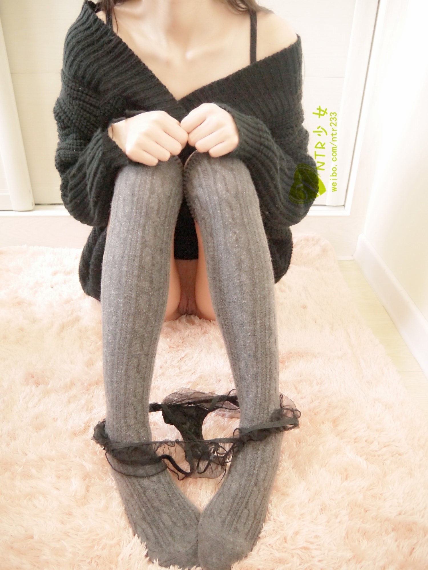 [ NTR少女 ] Black sweater over knee socks - (23P)